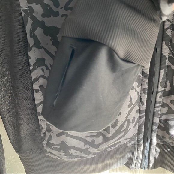 Lululemon Noir II Mesh Bomber Jacket Black Gray Biggie Animal - size 4 - Picture 7 of 9